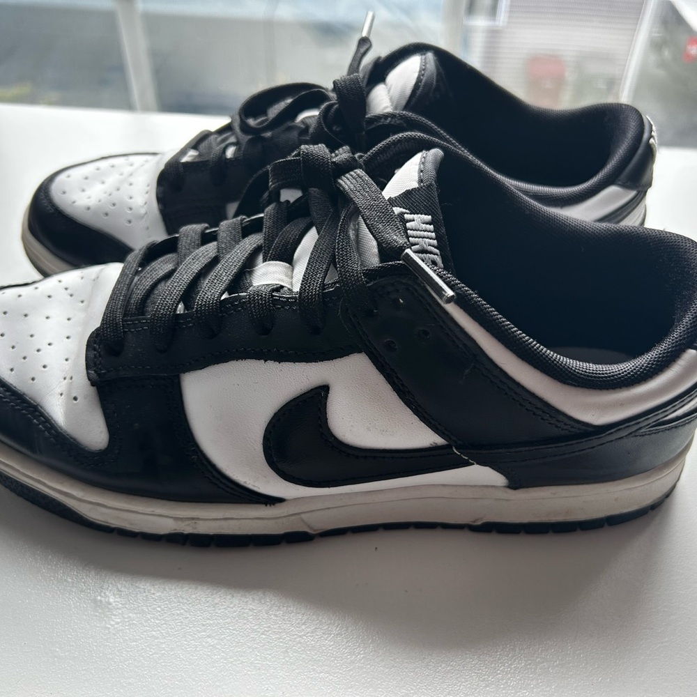 Nike Men’s Black and White Low-Top Sneakers